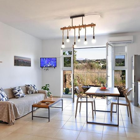 ואמוס Livingfy Apt With Mountain View & Garden מראה חיצוני תמונה