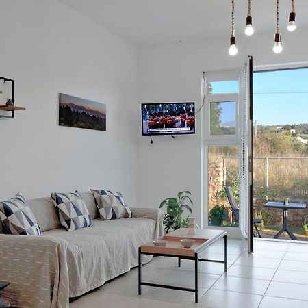 ואמוס Livingfy Apt With Mountain View & Garden מראה חיצוני תמונה